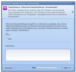 Im dritten Schritt analysieren Sie den ausgewählten Prüfbereich. Klicken Sie auf das Icon „Fragenkatalog“, um mit der Bestandsaufnahme zu beginnen. Beantworten Sie die Fragen nacheinander im Assistenten. Bei manchen Fragen können Sie mehrere Antworten auswählen oder eigene Bemerkungen ergänzen. Sie haben außerdem die Möglichkeit, eigene Fragen und Maßnahmen hinzuzufügen. Wenn Sie alle Fragen beantwortet haben, klicken Sie auf „Fertigstellen“, um den Katalog abzuschließen.